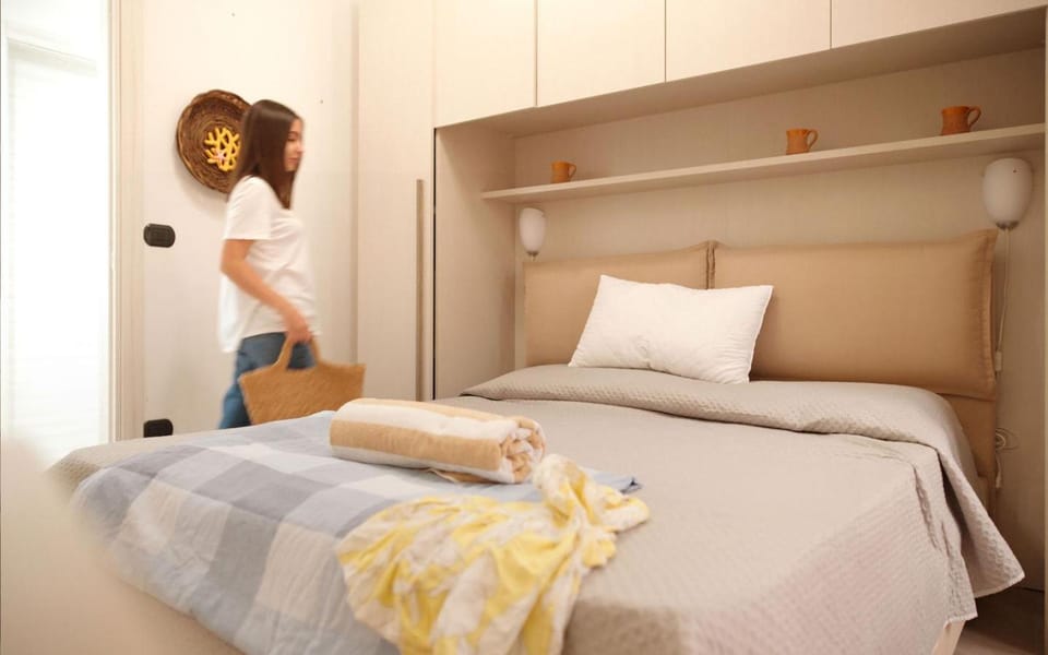 Bed, Bedroom, towels, wardrobe