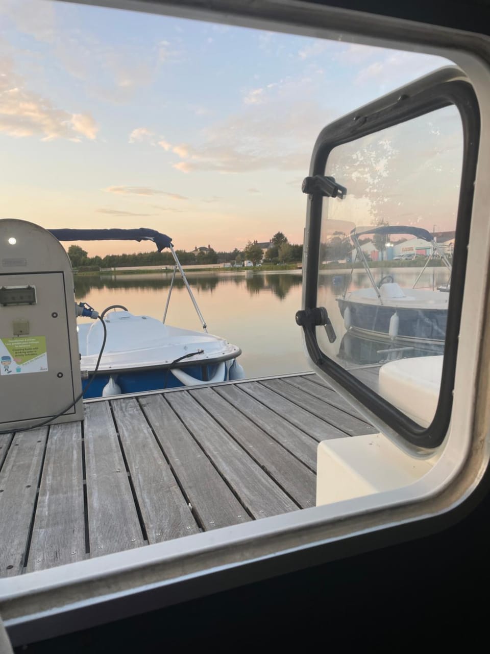 Iris, bateau douillet Docked boat in Bourgogne-Franche-Comté
