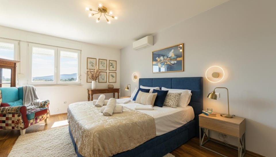 Bed, Photo of the whole room, Seating area, Bedroom