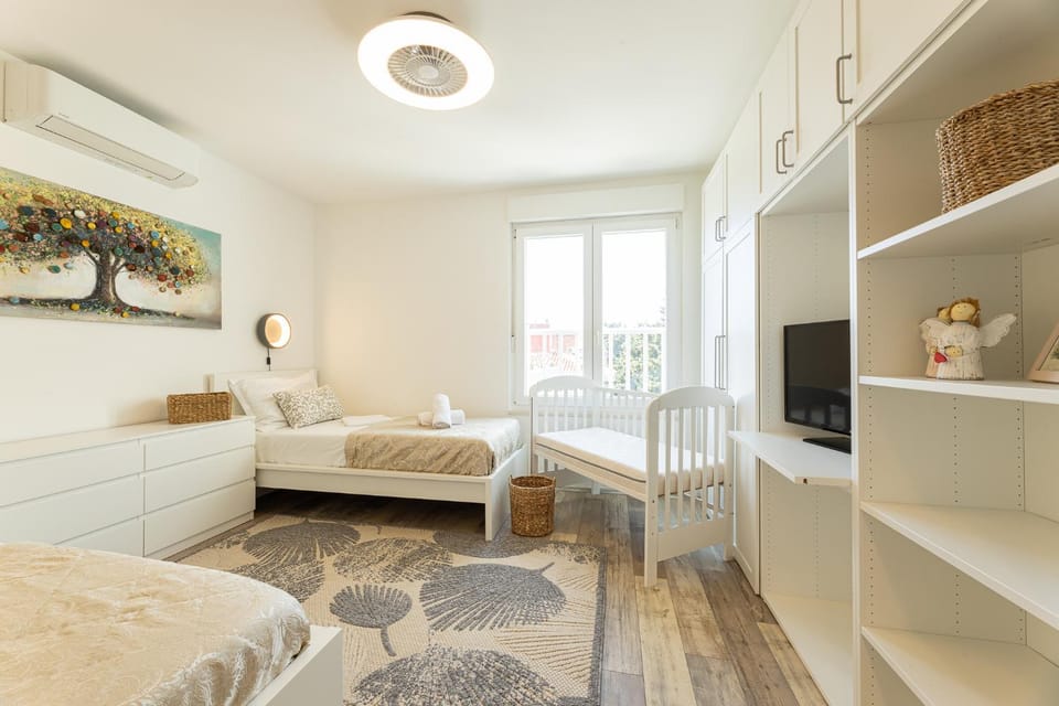 Bed, TV and multimedia, Photo of the whole room, Bedroom