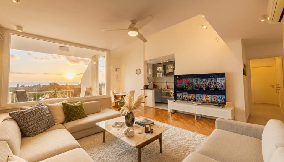 TV and multimedia, Living room, Seating area, Evening entertainment