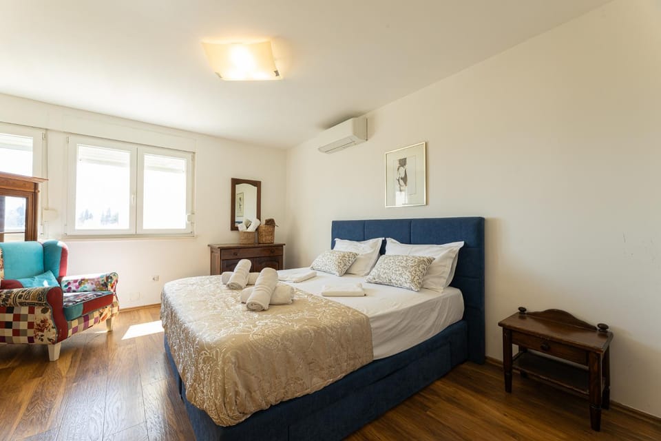 Bed, Photo of the whole room, Bedroom, air conditioner