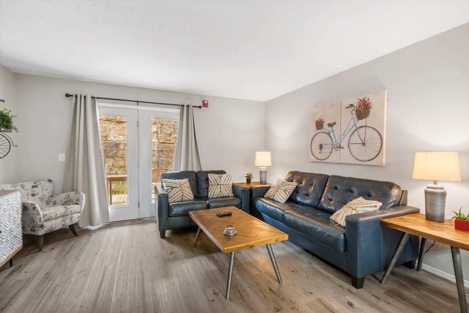 The Spoke - Experience Branson House in Branson