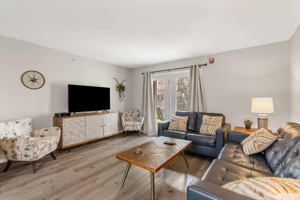 The Spoke and Urban Farmhouse Duo - DT Awaits House in Branson