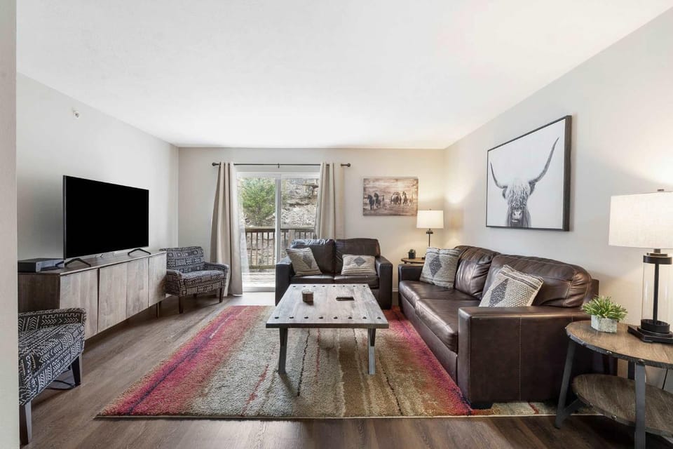 Urban Farmhouse - Refreshing Pool House in Branson