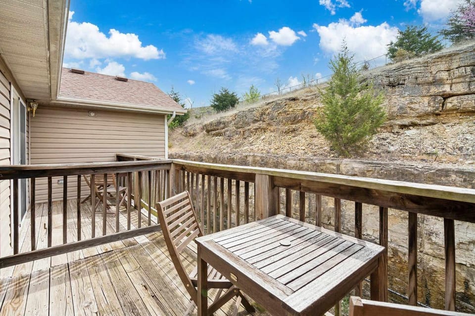 Urban Farmhouse - Refreshing Pool House in Branson