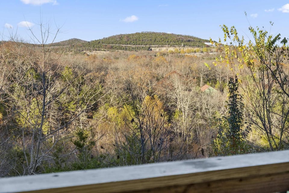 New Listing Vineyard Valley Views - Balcony House in Branson