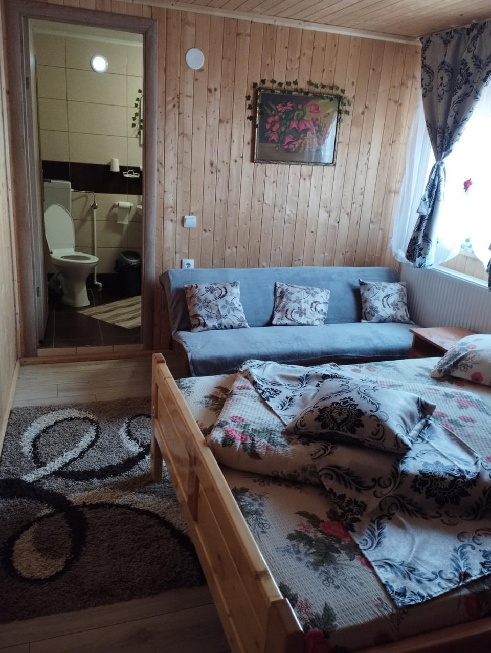 Bed, Photo of the whole room, Seating area, Bedroom, towels
