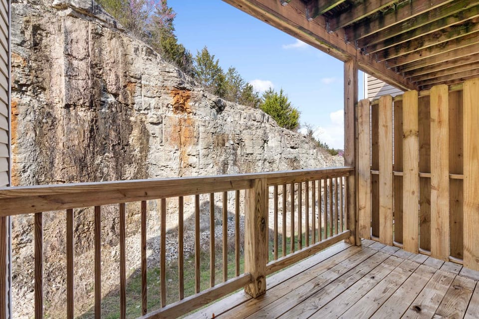 Vineyards Stonewall Escape - Sleek Modern Retreat House in Branson