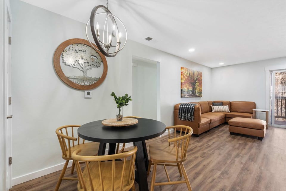 Vineyards Stonewall Escape - Sleek Modern Retreat House in Branson