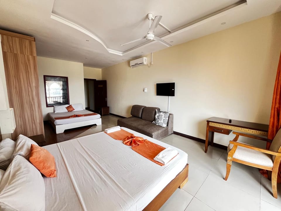 Communal lounge/ TV room, Bed, TV and multimedia, Living room, Photo of the whole room, Seating area, Evening entertainment, Bedroom, air conditioner