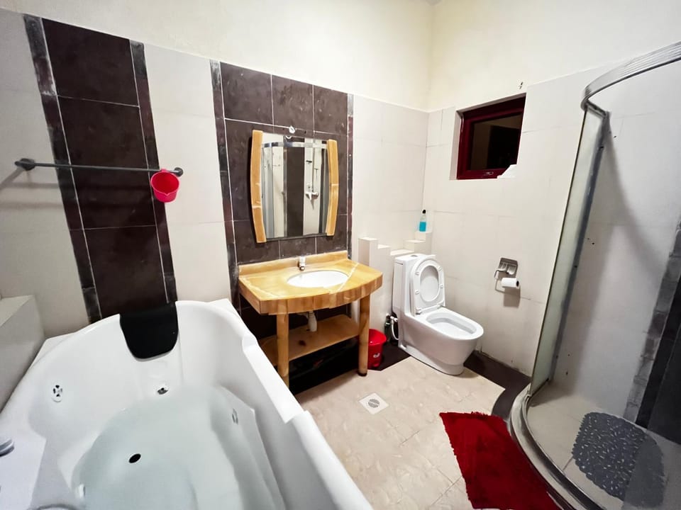 Shower, Toilet, Bathroom, Photo of the whole room, Bedroom, Bath, towels