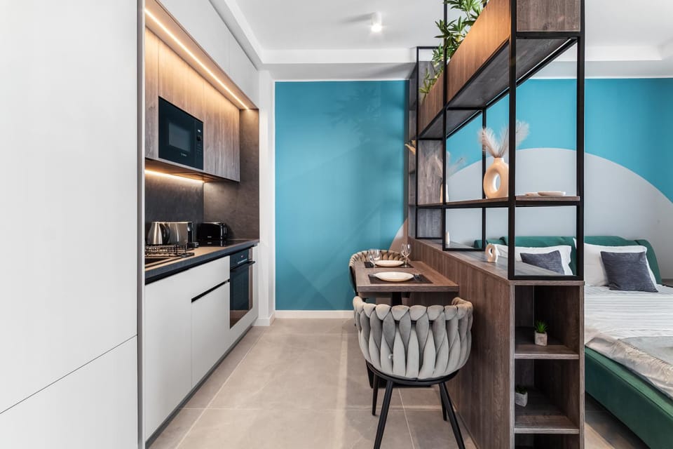 Kitchen or kitchenette, Photo of the whole room, Dining area, oven