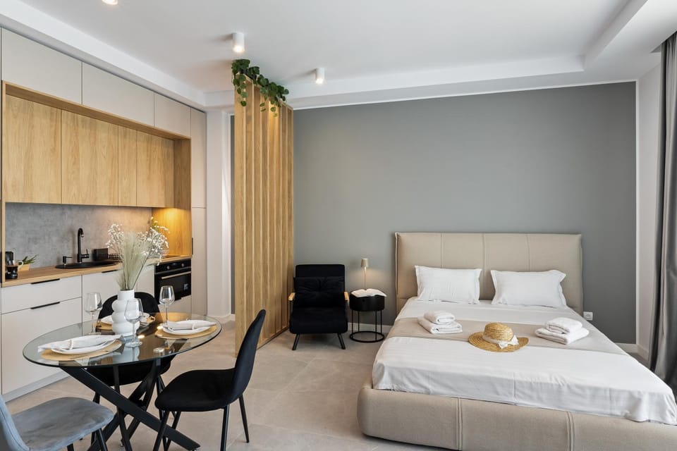 Bed, Seating area, Dining area, kitchen