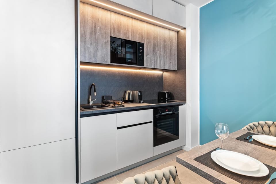 Coffee/tea facilities, Kitchen or kitchenette, Dining area, oven