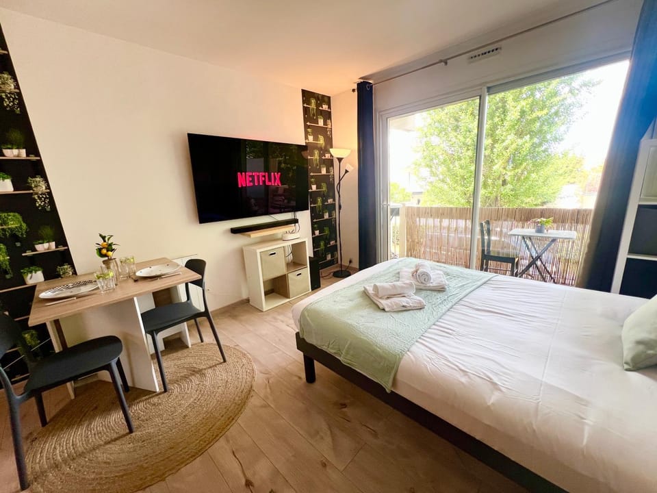 Bed, TV and multimedia, Living room, Dining area, towels