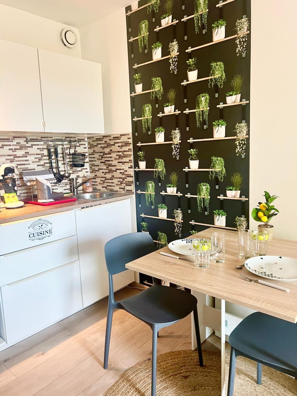 Dining area, kitchen