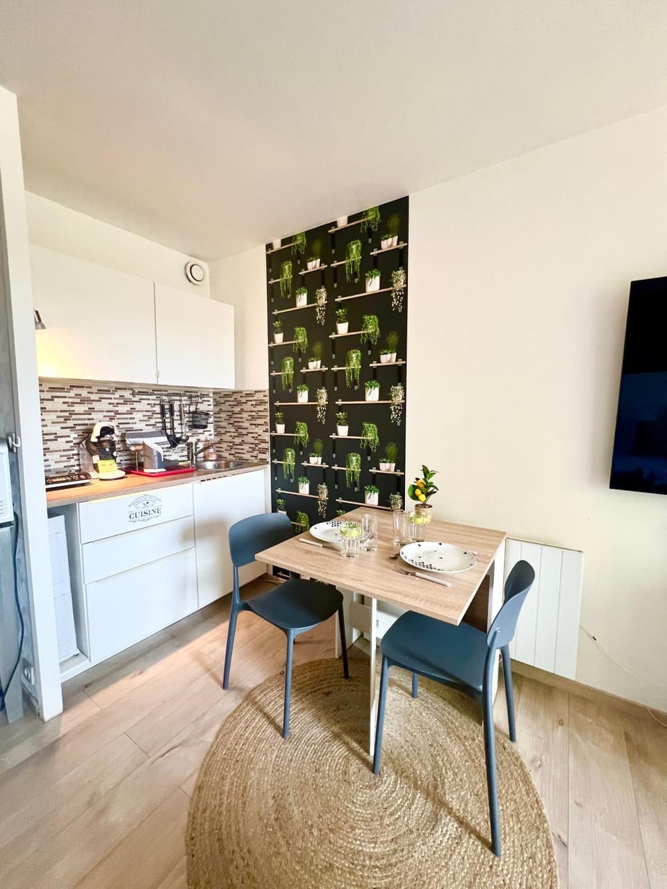 Kitchen or kitchenette, Dining area, stove