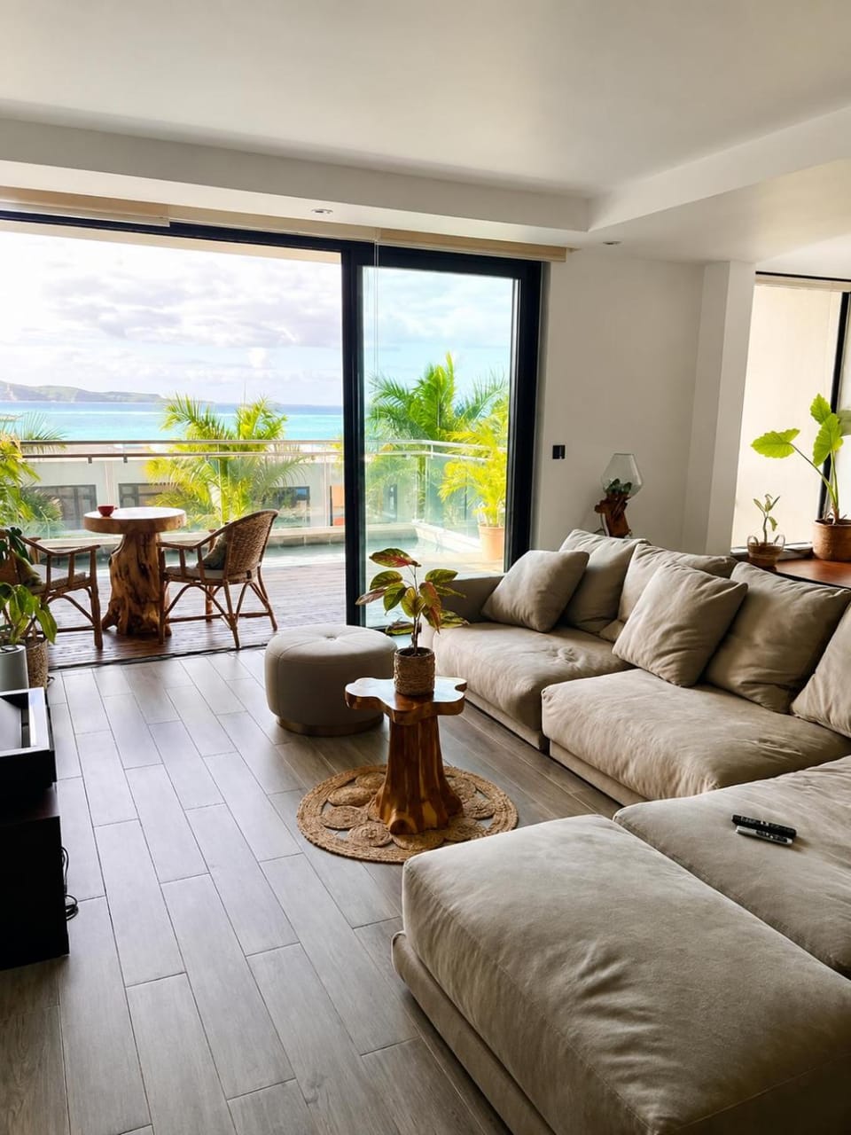 Luxury Oceanfront Apt with Private Pool - 2BR Apartment in Rivière du Rempart District, Mauritius