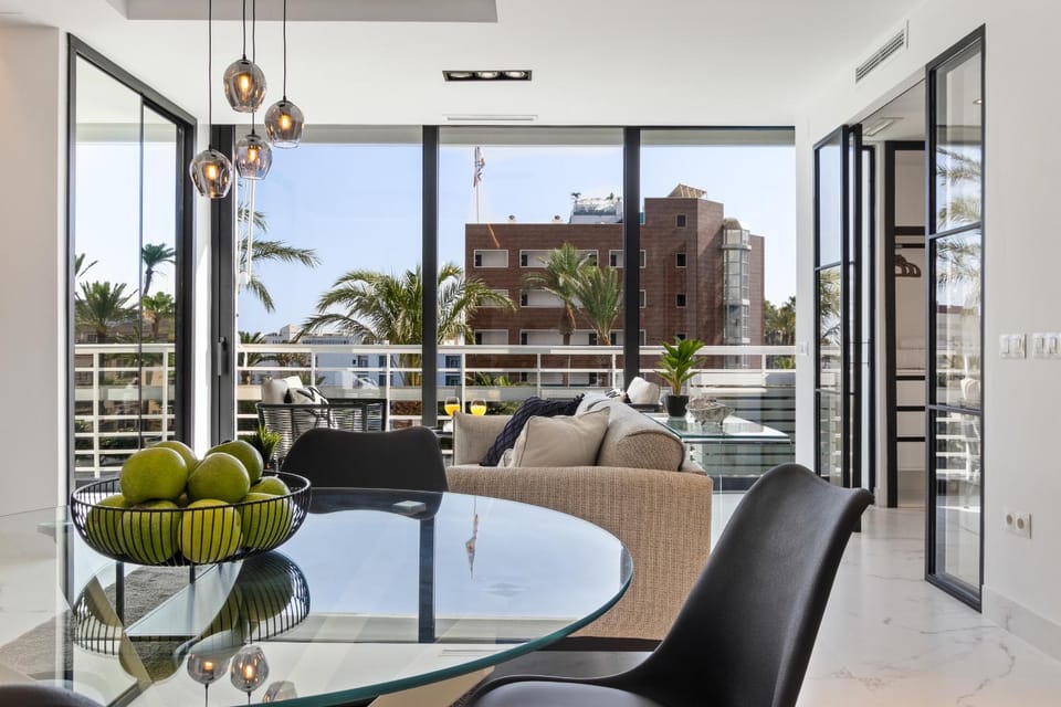 Black and White Beach - Boutique Apartment with Sea Views Apartment in Torremolinos