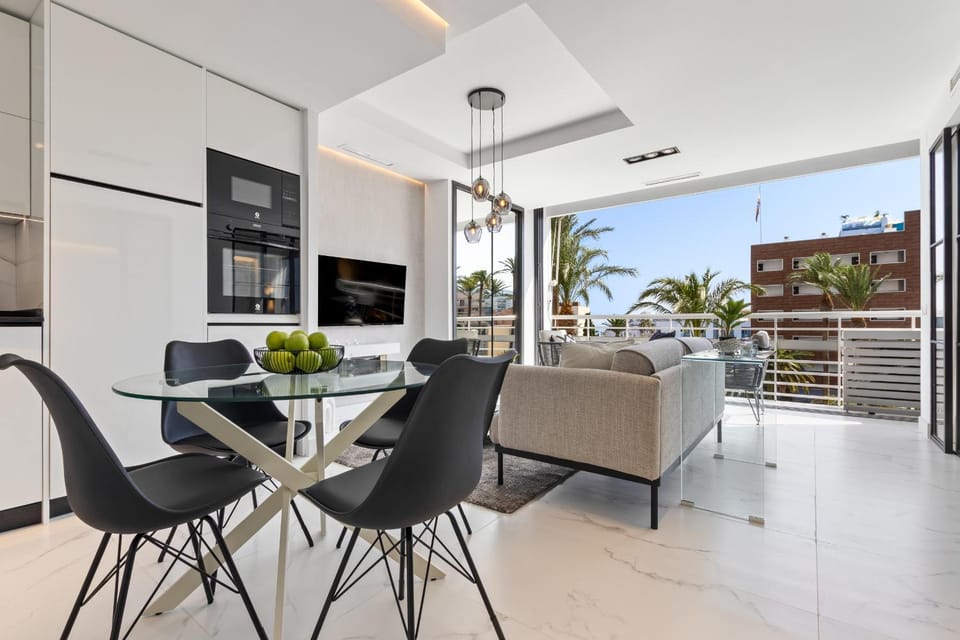 Black and White Beach - Boutique Apartment with Sea Views Apartment in Torremolinos