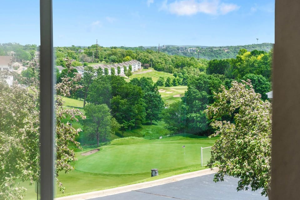 Glorious Relaxation - Golf Course Views House in Branson