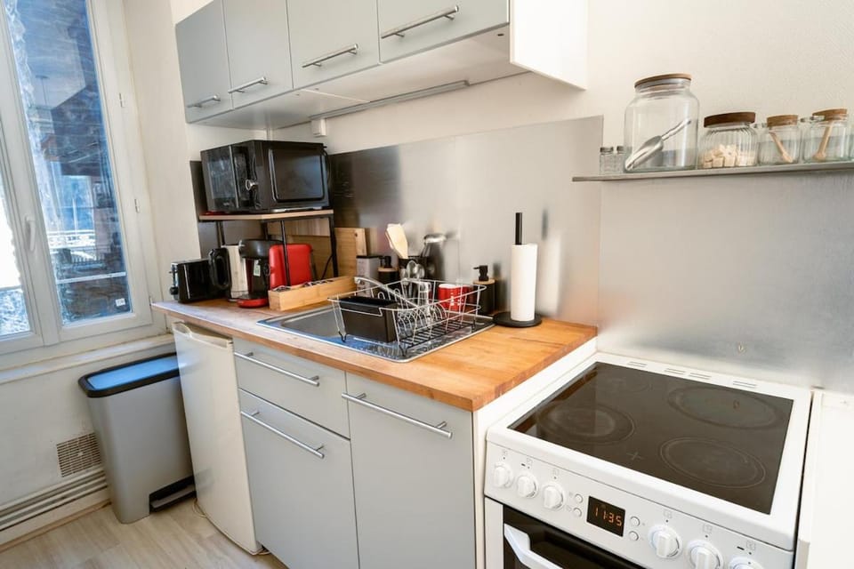 Kitchen or kitchenette, oven, stove