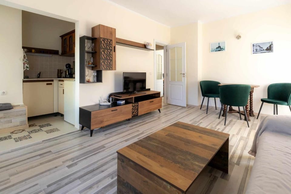 Communal lounge/ TV room, TV and multimedia, Living room, Seating area, Dining area, oven, stove