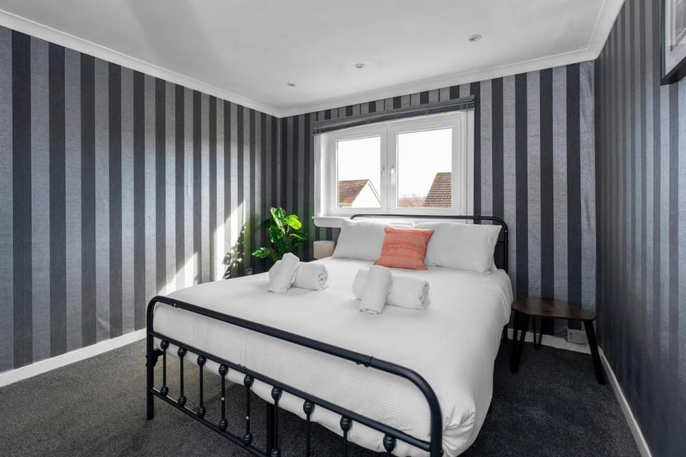 Free Parking - Central - Sleeps 8 - 3 Bedrooms Apartment in Livingston