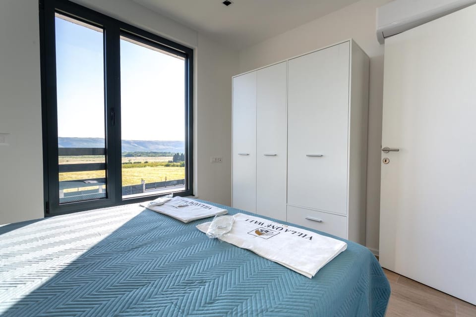 Bed, Bedroom, towels, wardrobe