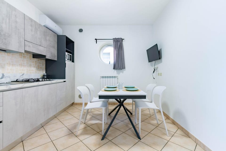 Kitchen or kitchenette, Dining area, stove