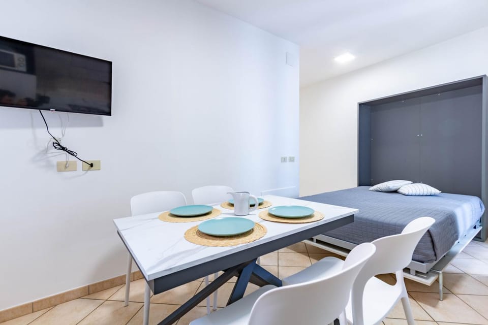 Bed, Photo of the whole room, Dining area, Bedroom