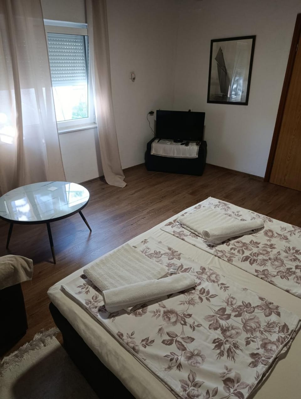 Bed, TV and multimedia, Photo of the whole room, Bedroom, towels