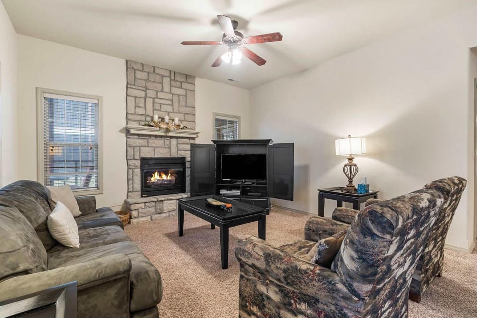 Silver Dollar Hideaway - Pet Friendly House in Table Rock Lake
