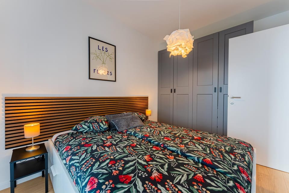 Bed, Photo of the whole room, Decorative detail, Bedroom, internet, wardrobe