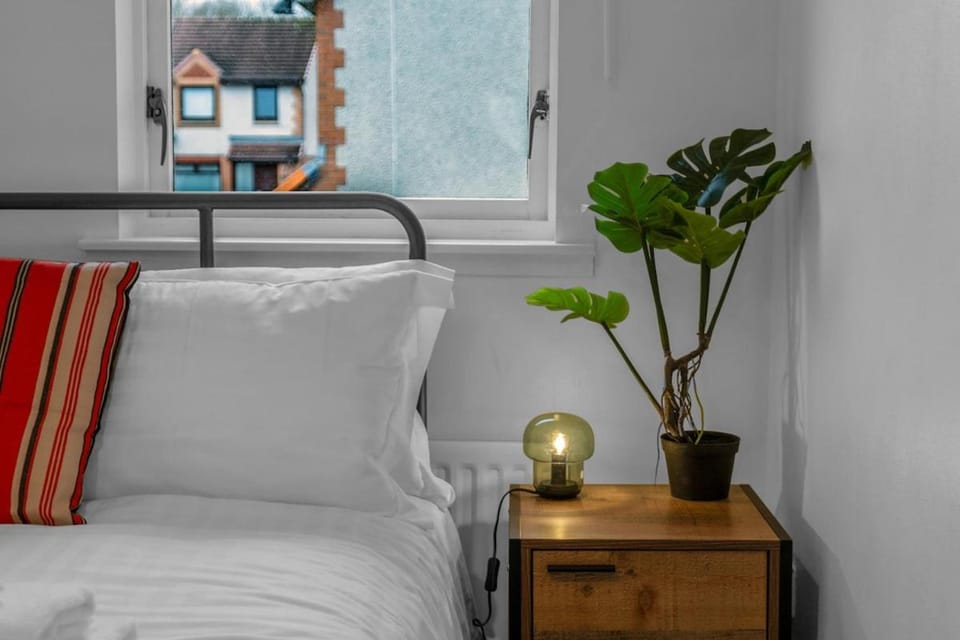 Free Parking - Central - Sleeps 6 - 2 Bedrooms Apartment in Livingston