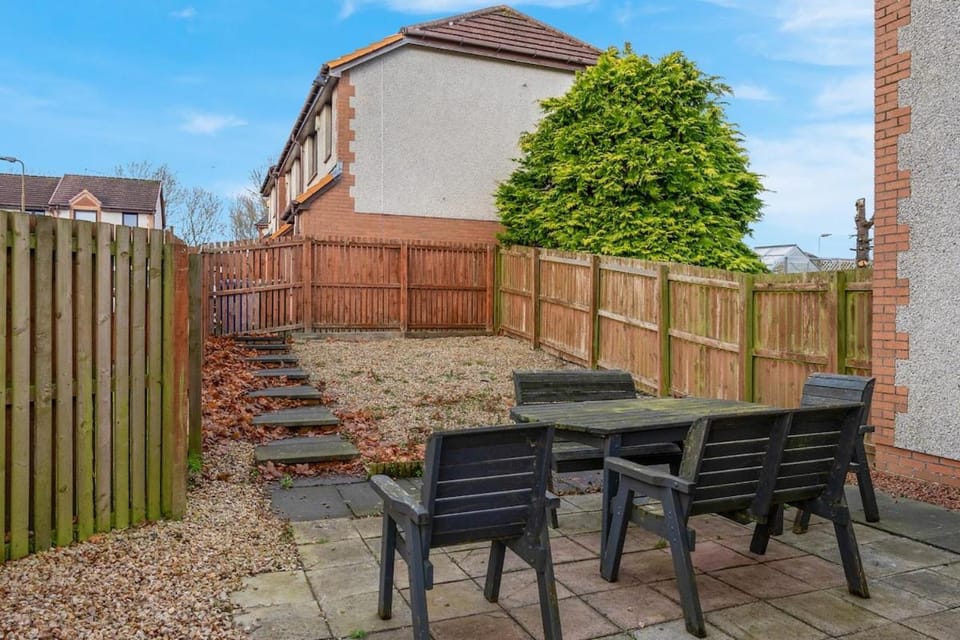 Free Parking - Central - Sleeps 6 - 2 Bedrooms Apartment in Livingston