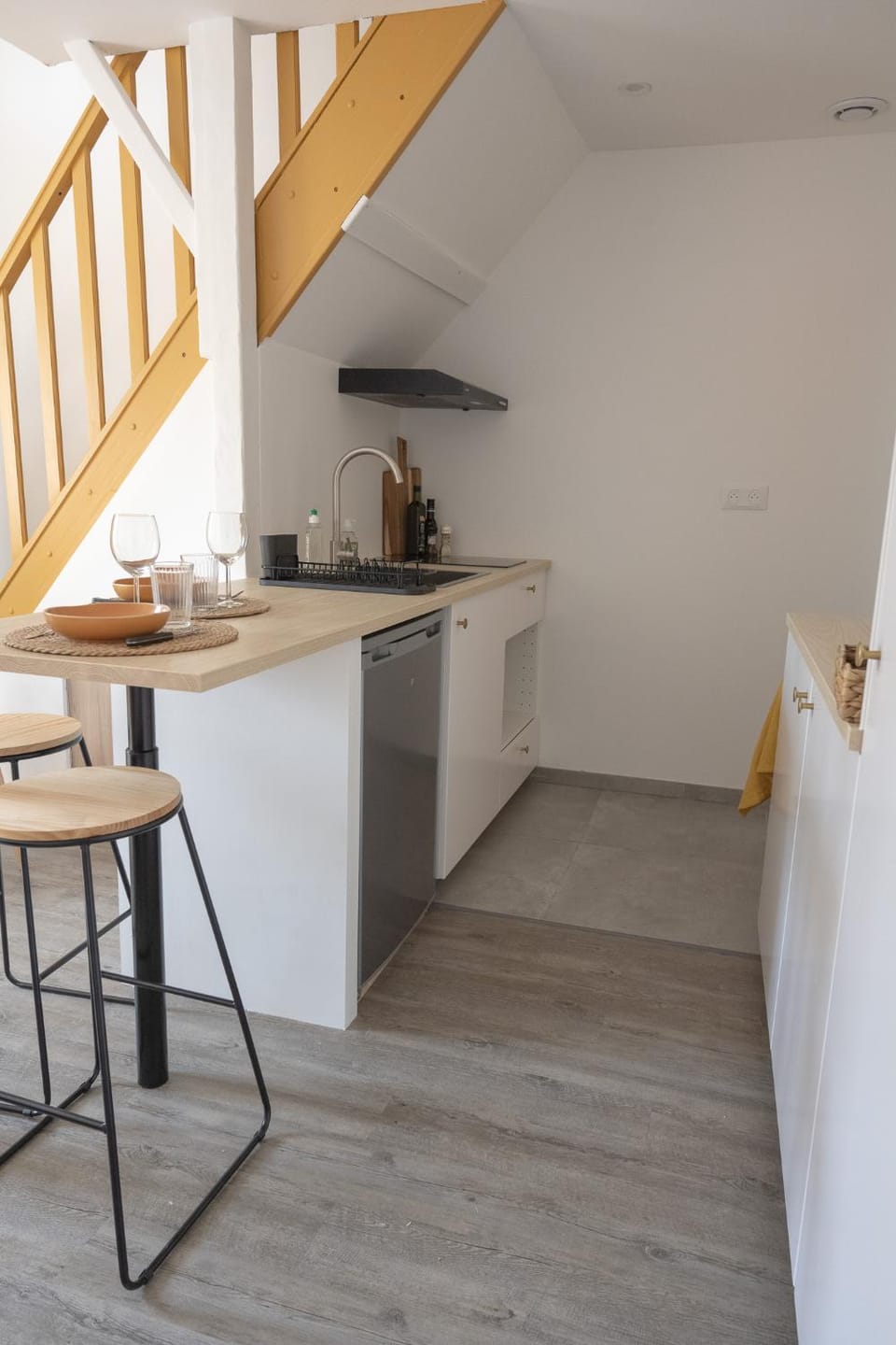 Kitchen or kitchenette, Dining area, stove