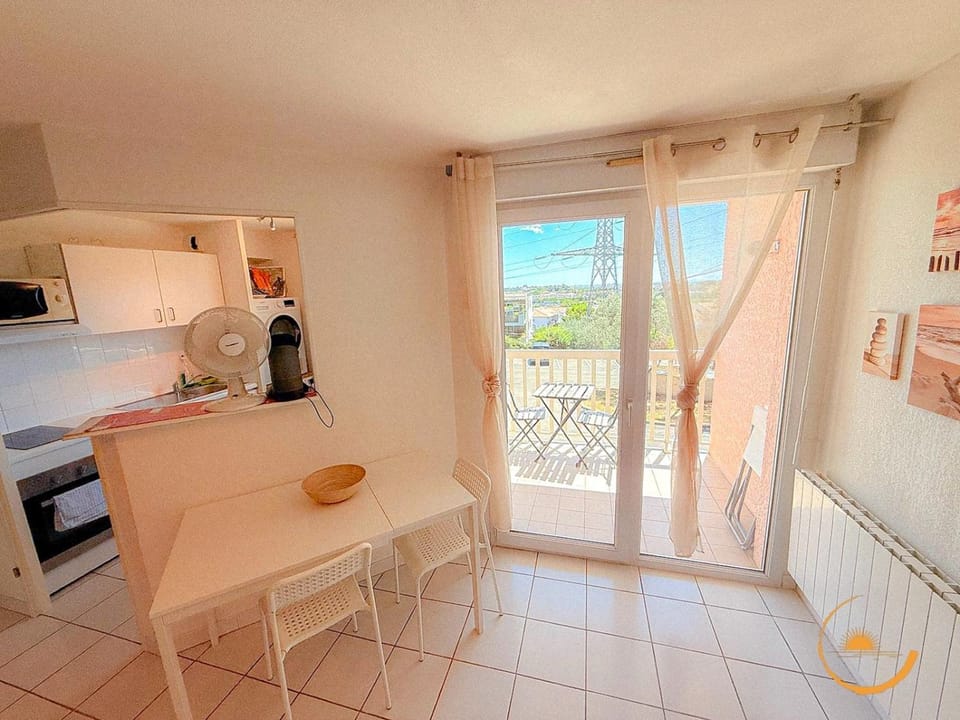 Dining area, oven, stove, toaster