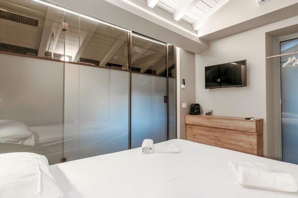 Bed, TV and multimedia, Photo of the whole room, Bedroom, towels, air conditioner