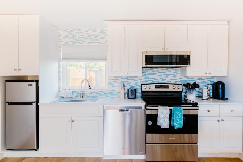 Endless Summer! Bike or walk to the Beach or Mercato House in Naples Park