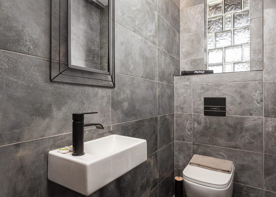 Shower, Toilet