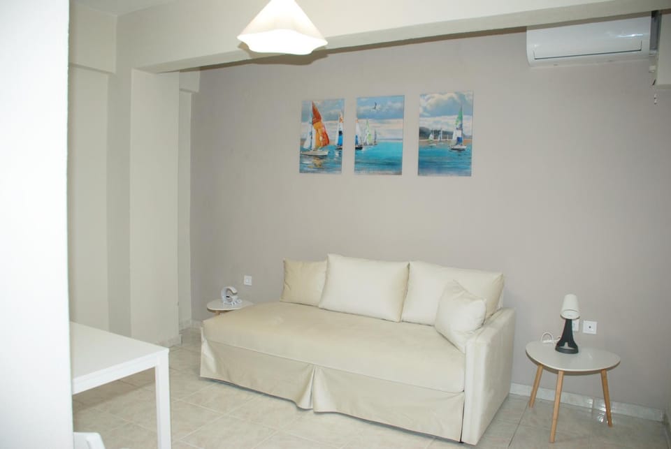 Bed, Living room, Seating area, air conditioner