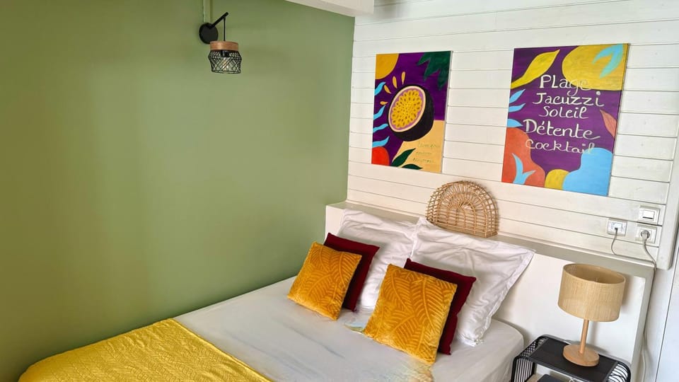 Bed, Photo of the whole room, Decorative detail, Bedroom