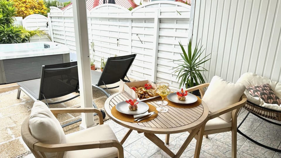 Patio, Day, Garden, Balcony/Terrace, Food and drinks, Seating area, Dining area, Food, Garden view