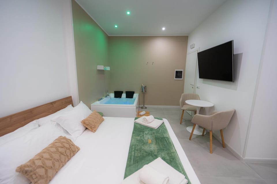 Communal lounge/ TV room, Bed, TV and multimedia, Photo of the whole room, Bedroom, towels
