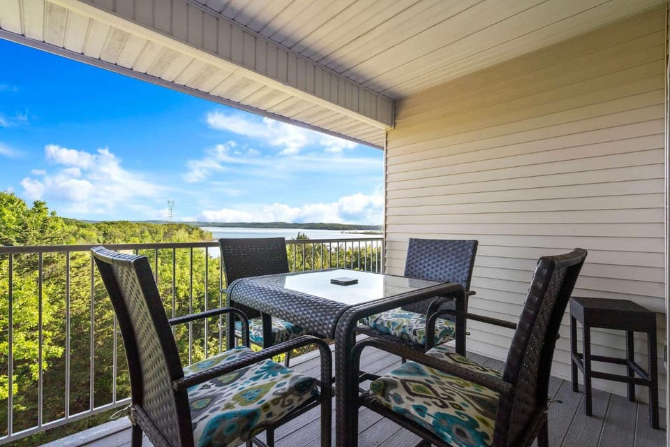 Branson Lakefront Luxury - Water Views House in Branson