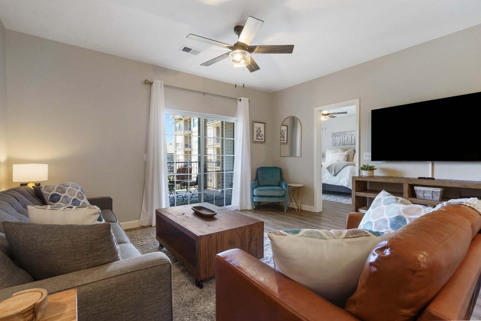 The Branson Experience - Balcony with Golf Views House in Branson