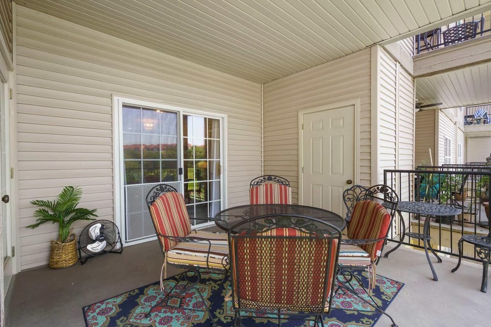 The Branson Experience - Balcony with Golf Views House in Branson