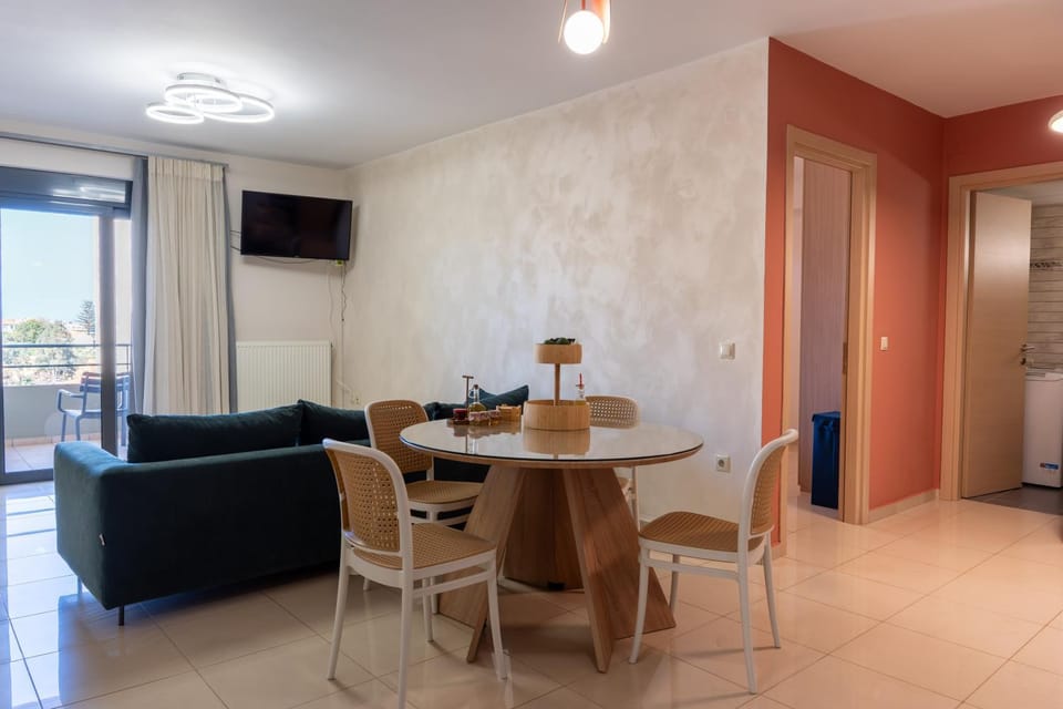 TV and multimedia, Kitchen or kitchenette, Living room, Seating area, Dining area